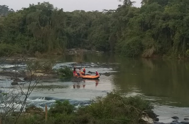 Bombeiros Voluntários resgatem três homens no Rio Itajaí Açu em Indaial