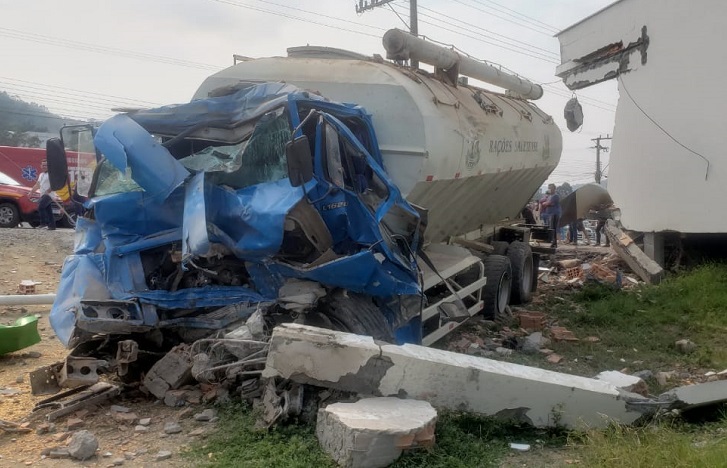 Grave acidente envolvendo um caminhão e três carros deixa feridos em Ituporanga
