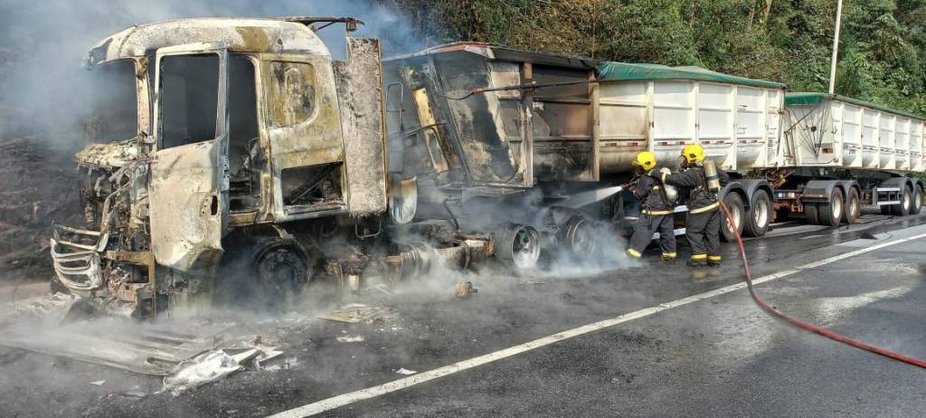 Caminhão e carreta pegam fogo em Garuva