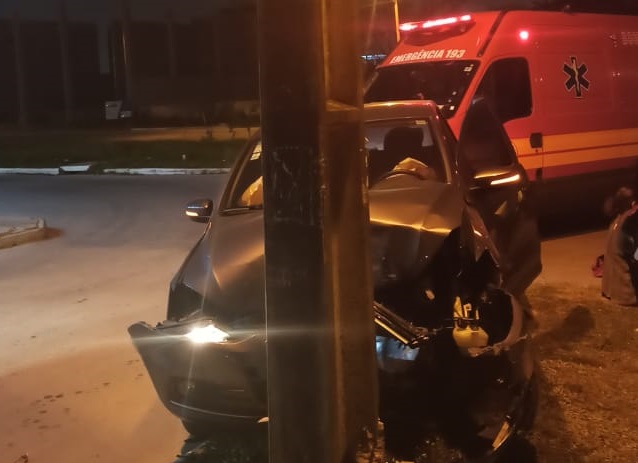 Ao ser atingido por veículo, carro colide contra poste em Itajaí