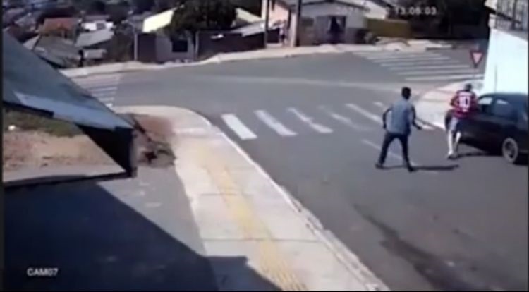 Câmera de segurança registra momento em que homem pula em janela de carro desgovernado e o para antes de casas serem atingidas