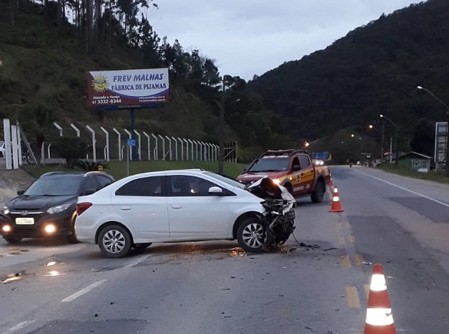 Homem se fere e sofre crise de ansiedade após colisão entre veículos em Gaspar