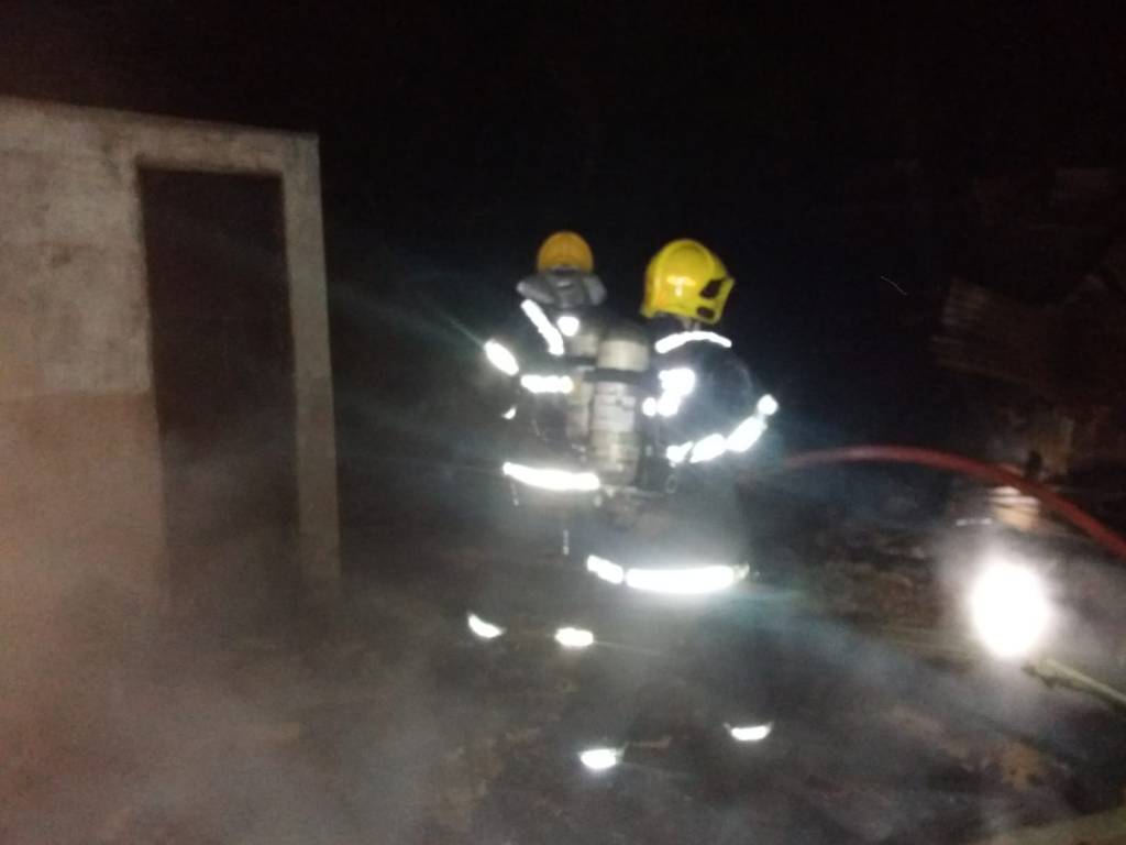 Casa é consumida por fogo em incêndio na cidade de Barra Velha