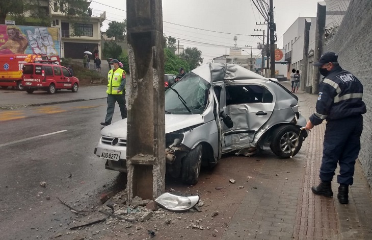 Motorista morre após colidir contra poste em Blumenau