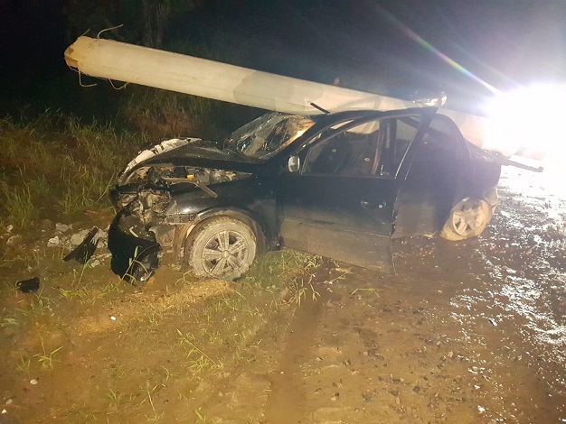 Condutor fica ferido após colidir contra poste em Guabiruba 