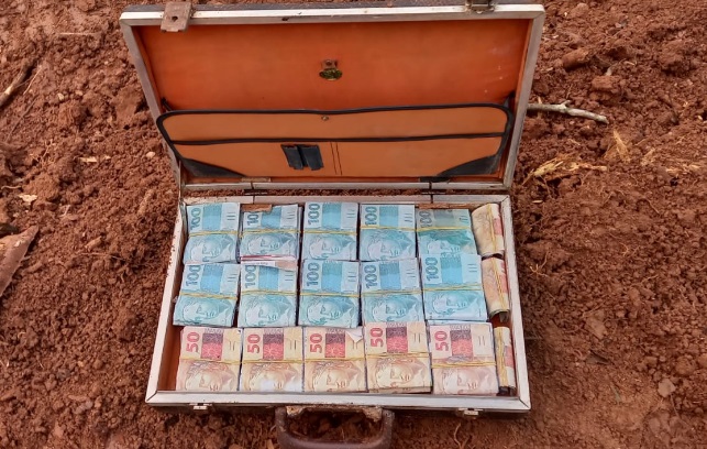 Vídeo de maleta de dinheiro encontrada em Itajaí não pertence a uma operação da Polícia Federal