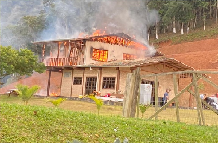 Bombeiros Voluntários combatem incêndio em residência de Ilhota