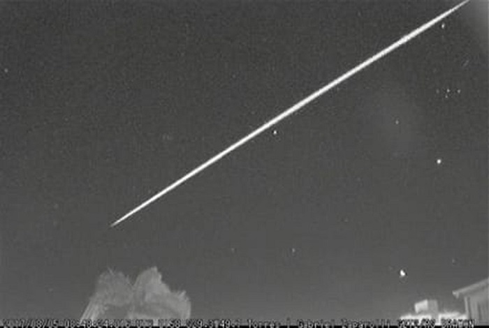 Vídeo capta meteoro da chuva Perseidas atravessando o céu do Estado