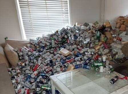 Após um ano sem pagar aluguel, homem é despejado e deixa 8 mil latas de cerveja vazias no imóvel