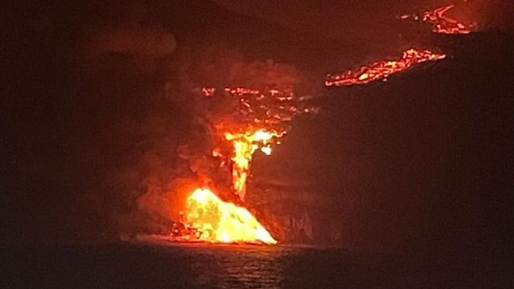Lava de vulcão de La Palma chega ao mar e gases tóxicos são preocupantes