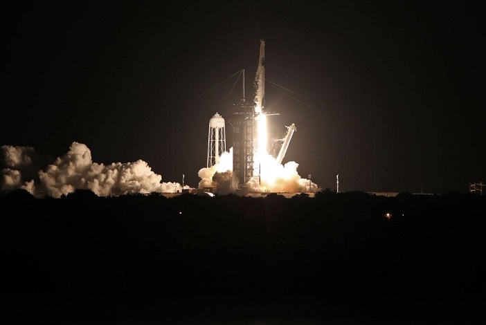 Decola foguete da SpaceX que envia a 1ª tripulação civil para a órbita