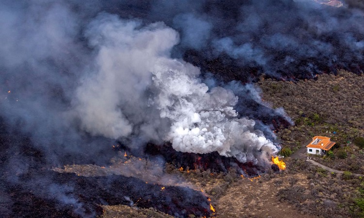 Casa Milagre: Residência escapa de rio de lava em La Palma