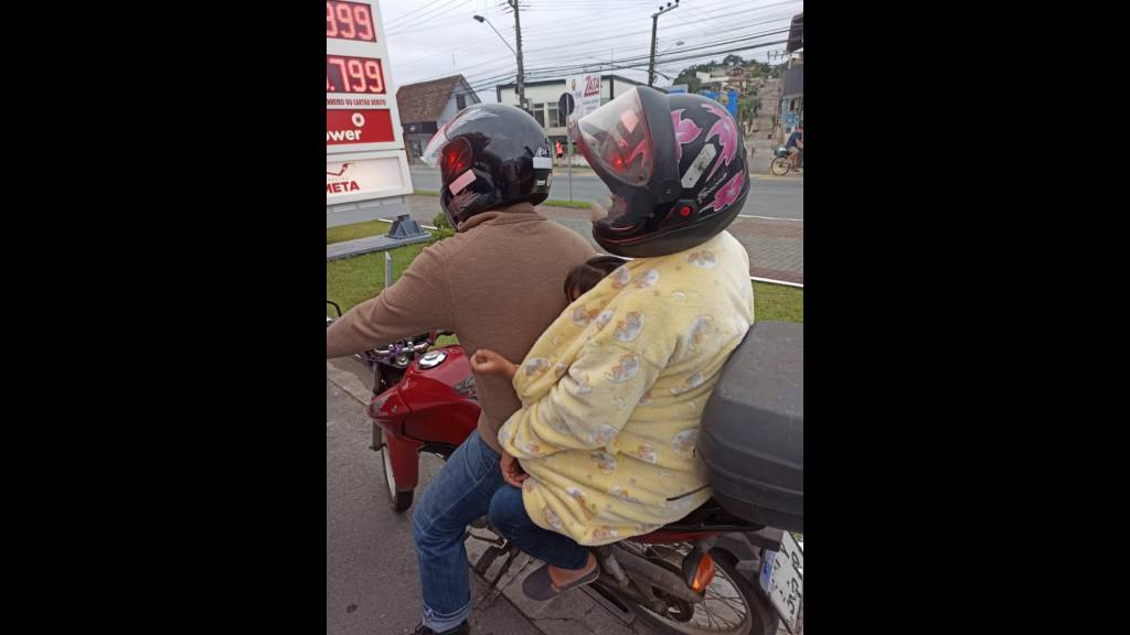 Criança é flagrada sem capacete na moto em Blumenau