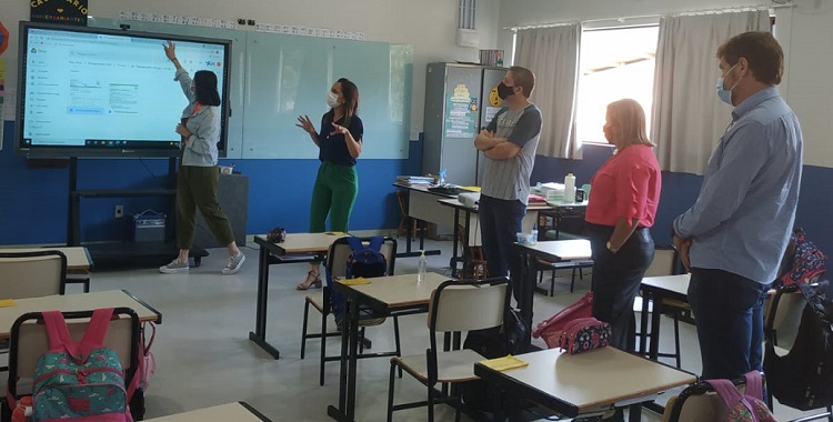Timbó recebe comitiva de Navegantes para conhecer modelo de educação do município