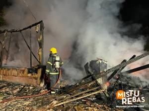 Corpo de Bombeiros de Rio dos Cedros atendeu um incêndio em residência