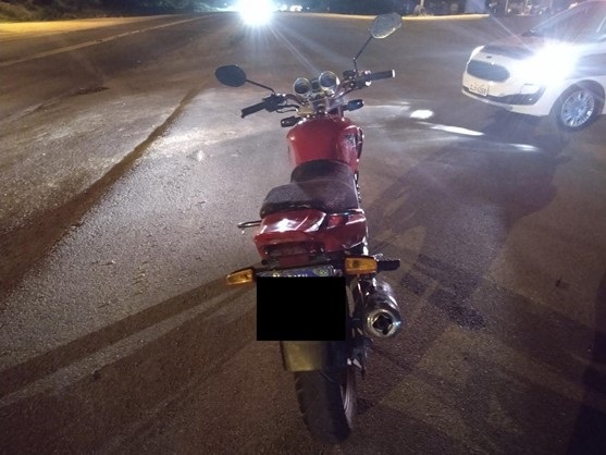 Jovem tenta fugir de moto da polícia por não possuir CNH