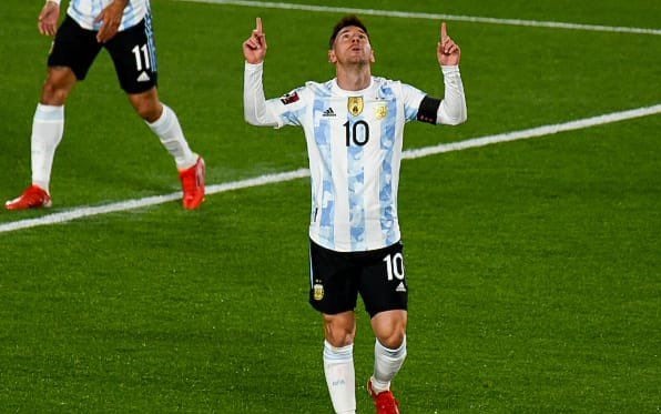 Messi se torna o maior artilheiro da história do futebol de seleções do continente