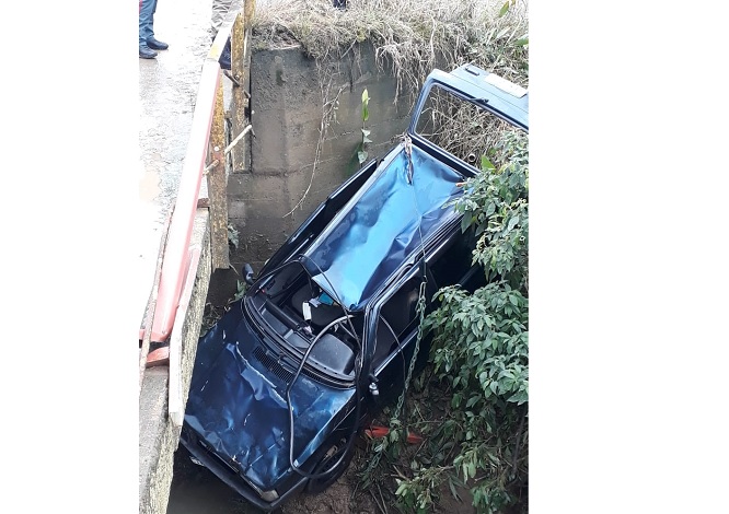Condutor morre após veículo capotar e cair em ribeirão na cidade de Rio do Sul