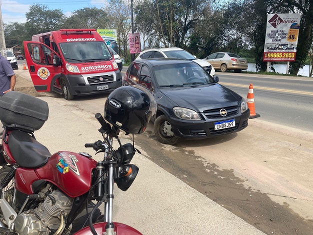 Motociclista é encaminhado à UPA após colidir contra carro em Ilhota