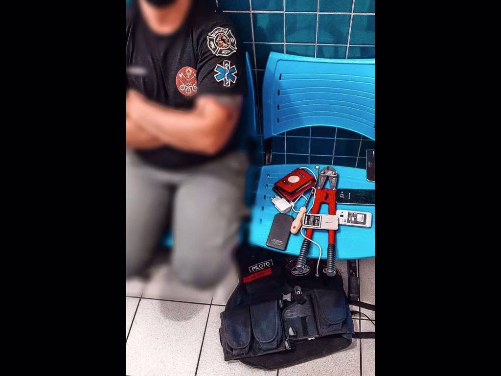 Suspeito de furtos é apreendido utilizando roupas de bombeiro em Balneário Camboriú