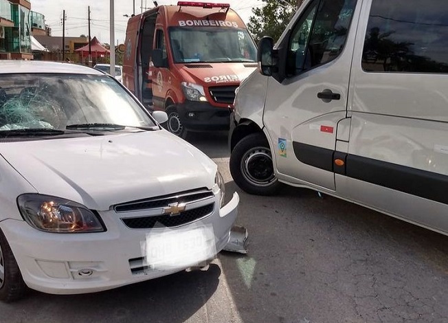 Duas idosas são atendidas por bombeiros após colisão entre carros em Penha