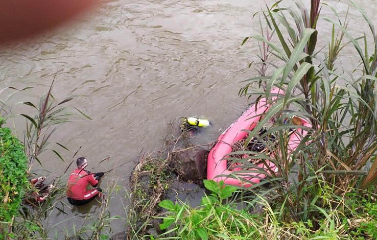 Corpo de jovem é encontrado após veículo cair no rio Itajaí Mirim em Brusque