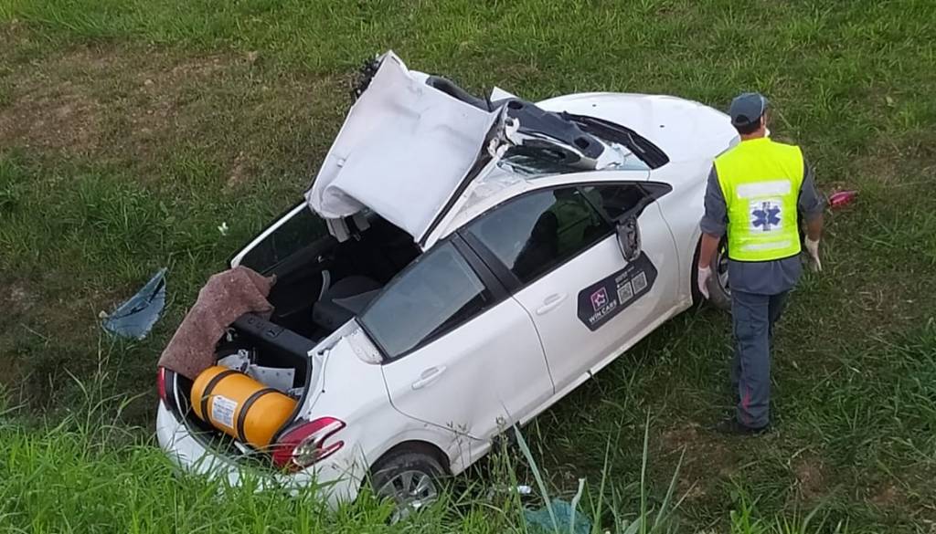 Mulher fica ferida após carro sofrer saída de pista e capotar em Araquari