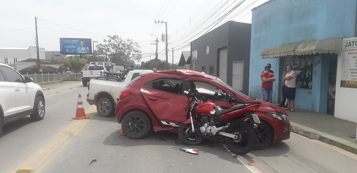 Acidente envolve dois carros e uma moto em Coloninha Gaspar SC