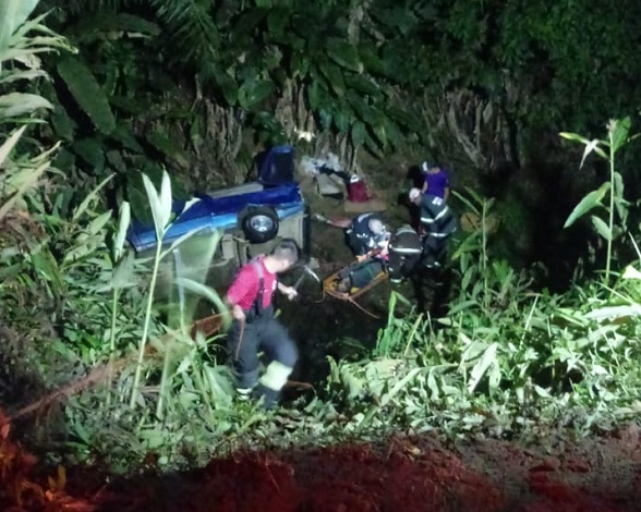 Duas pessoas ficam feridas após veículo cair em ribanceira de 15 metros em Gaspar