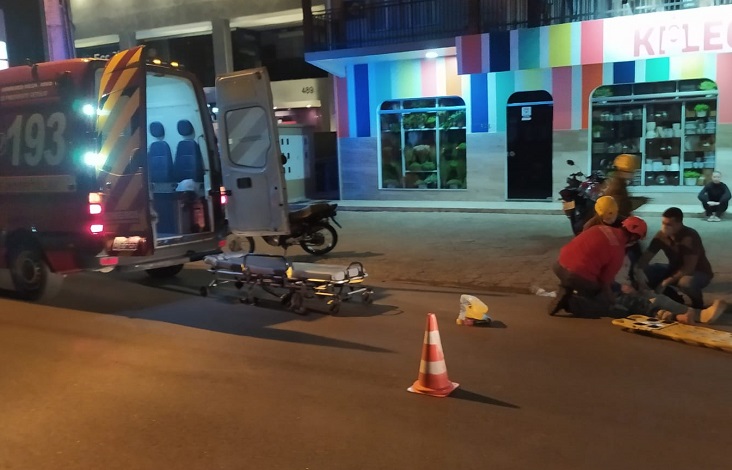 Motociclista fica ferido em colisão traseira contra veículo no Centro de Presidente Getúlio