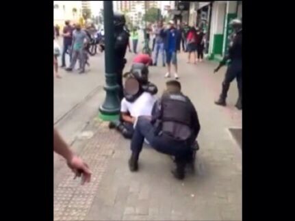 Vídeo registra momento em que vendedor ambulante é abordado violentamente pela Guarda Municipal em Itajaí
