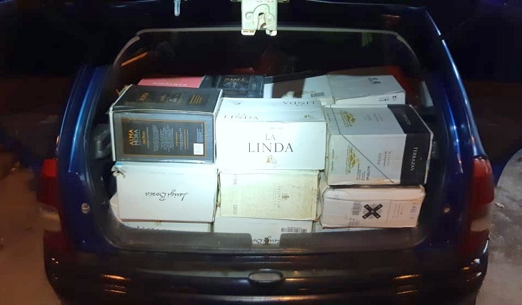 Mais de 400 garrafas de vinho argentino importadas irregularmente são apreendidas em Rio do Sul