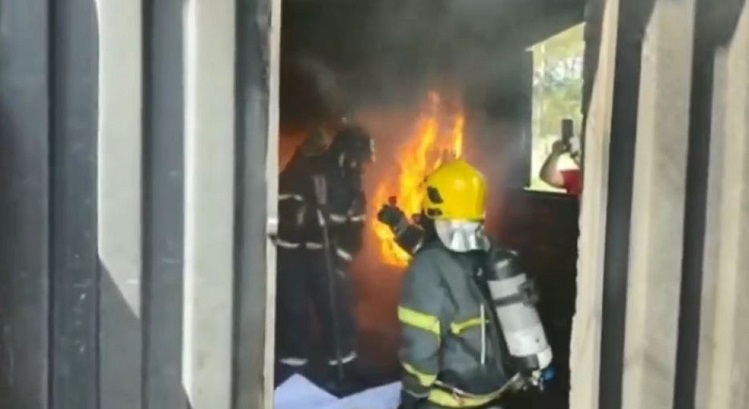 Vídeo registra momento em que bombeiro pede noiva em casamento em meio ao fogo no Sul catarinense