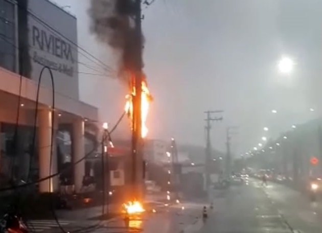 Fiação pública pega fogo na Avenida Osvaldo Reis em Itajaí 