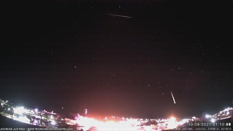 Estação de monitoramento registra momento em que dupla de meteoros iluminam o céu de SC