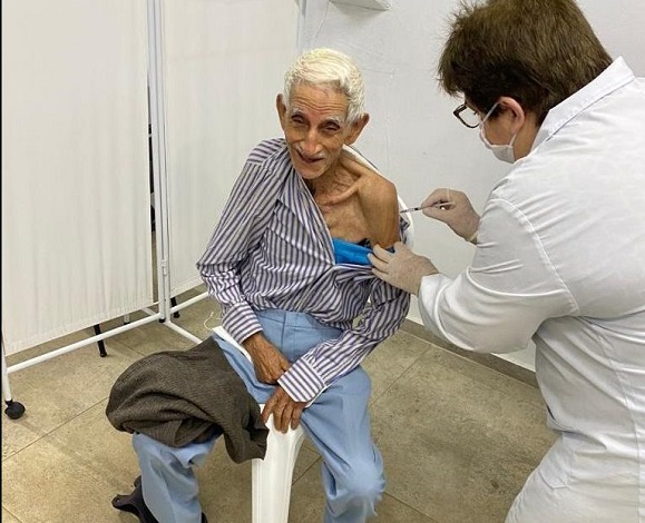 Idoso de 110 anos recebe a terceira dose da vacina contra a Covid-19 no Oeste Catarinense