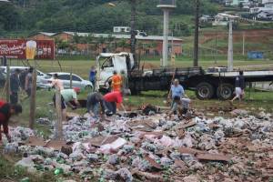 Caminhão carregado de bebidas tomba em Ibirama