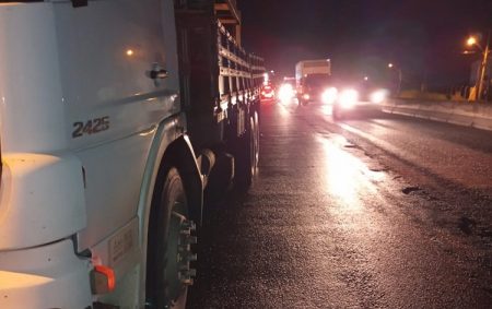 Ciclista é atropelada por caminhão em Indaial