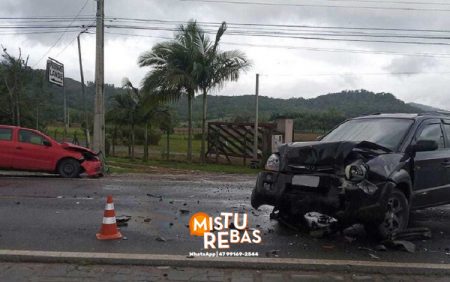 Colisão frontal é registrada em Timbó