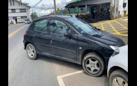 Condutor colide carro contra outro estacionado em Ascurra