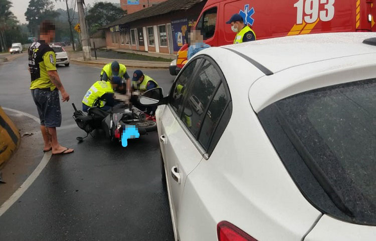 Motociclista foi conduzida ao hospital após acidente em Timbó