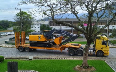 Rio dos Cedros recebe nova escavadeira hidráulica