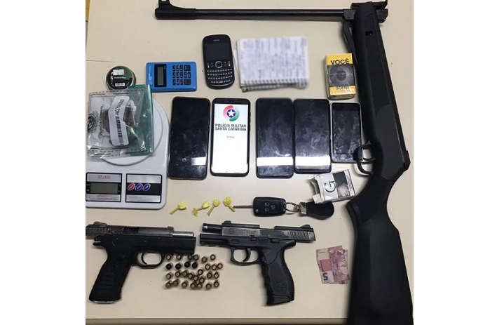 Quatro homens são presos por tráfico de drogas e porte de arma de fogo em Brusque