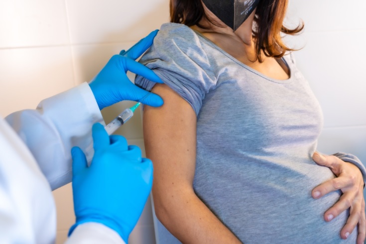 Gestantes vacinadas contra a Covid-19 podem voltar a trabalhar presencialmente