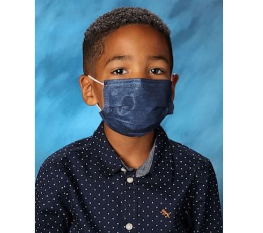 Criança se recusa a tirar máscara até mesmo para foto da escola e ganha R$ 195 mil 