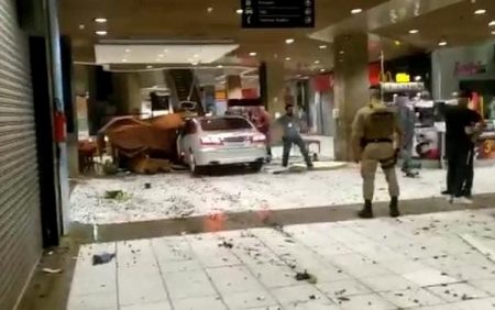 Veículo invade shopping no Centro de Florianópolis