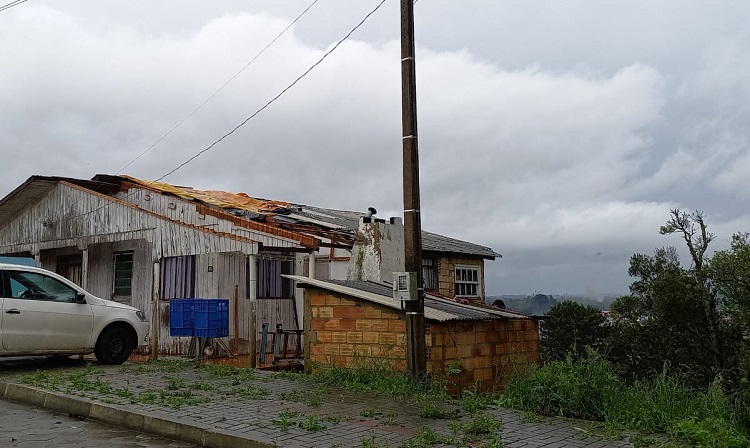 Temporal atinge cidade do Norte catarinense e destrói telhados, derruba árvores em casas e deixa moradores sem energia elétrica