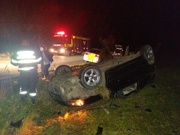 Condutor fica ferido após veículo sair de pista e capotar em Ituporanga