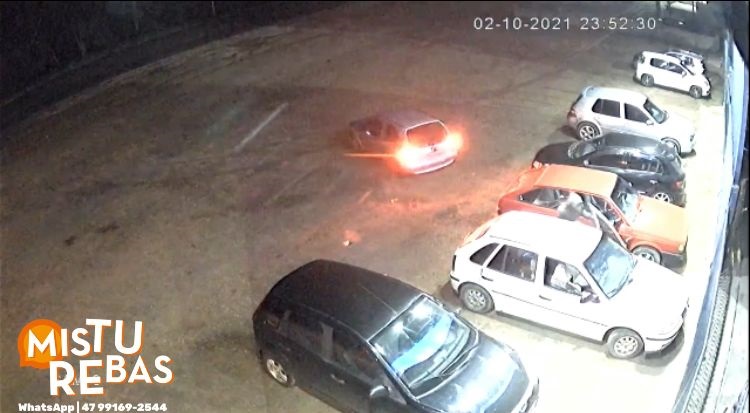 Câmera de monitoramento registra momento em que dois homens furtam carro em Ibirama