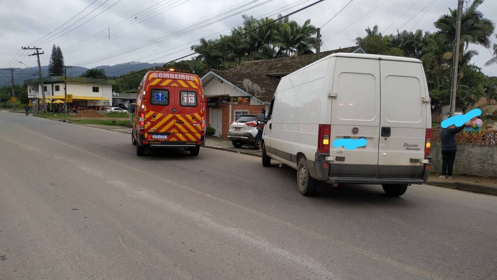 Pequeno caminhão de transporte colide com motocicleta em Timbó SC